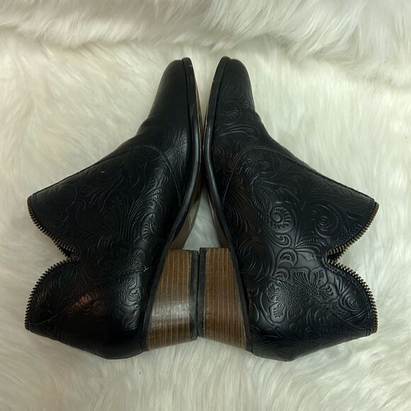 Heiress Black Leather Embossed Zipper Booties 7 B-23 - Picture 7 of 9